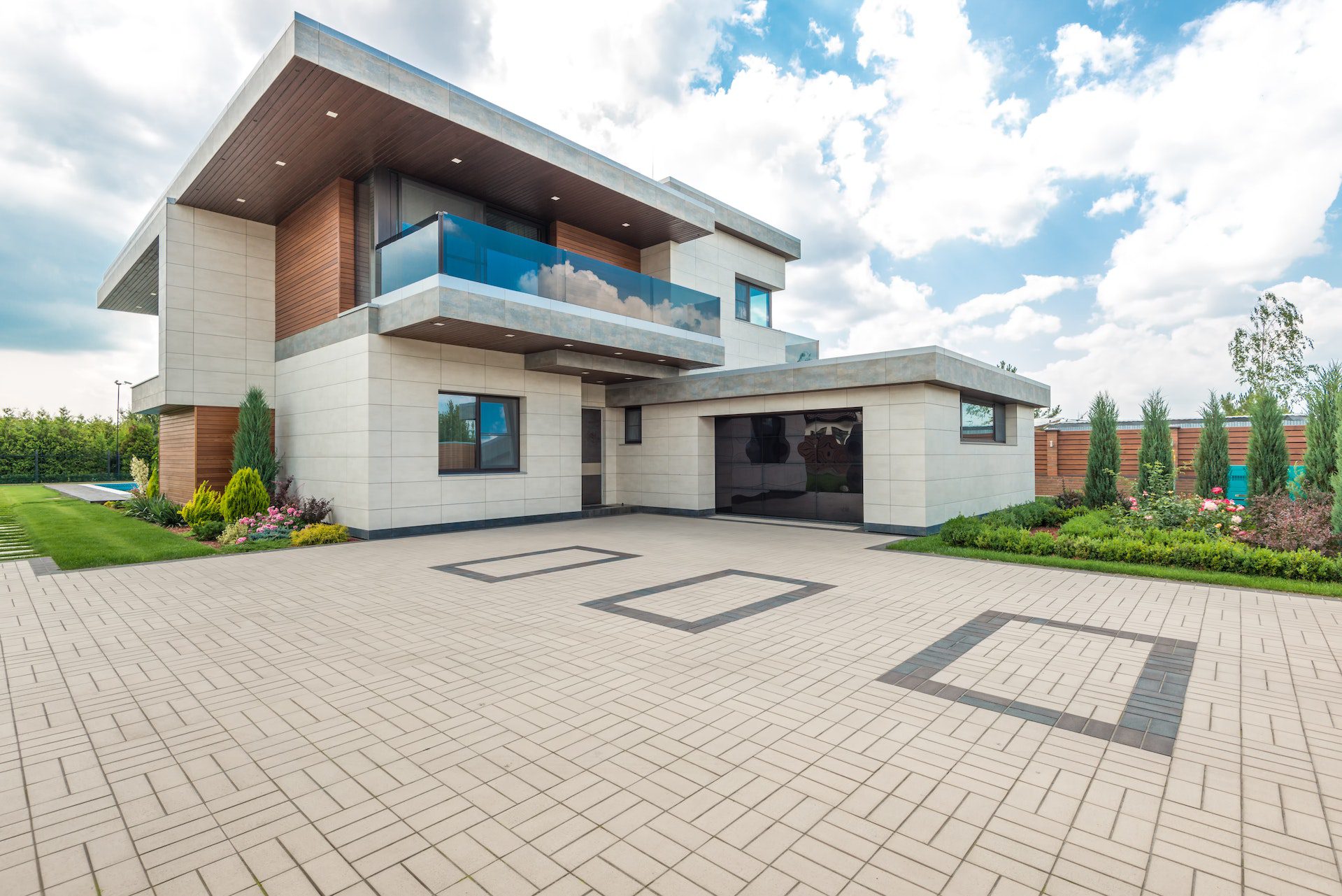 A Beautiful House with Garage Near the Yard A Beautiful House with Garage Near the Yard<br />